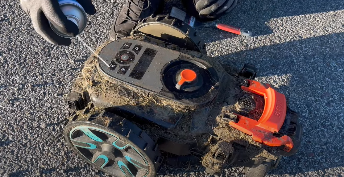 Blåser bort smuts på en robotgräsklippare